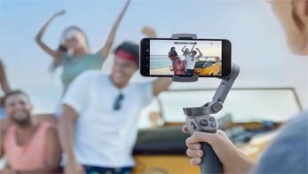 Cari Tahu Tips Nge-Vlog Pakai Smartphone Gunakan Gimbal Handphone