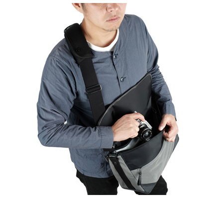Artisan & Artist ACAM 9000 Camera Shoulder Bag