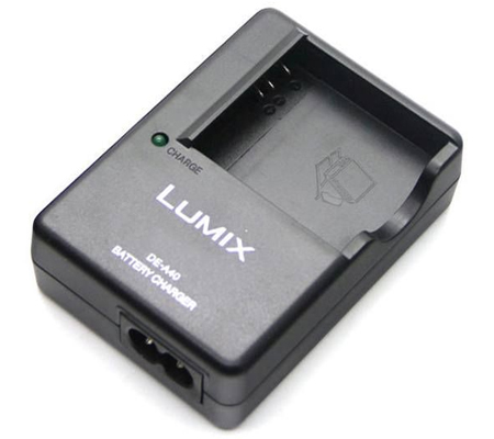 Panasonic DE-A40 Charger for Lumix SDR-S7/SDR-S9/SDR-S10/SDR-S15/SDR-SW20/SDR-S26